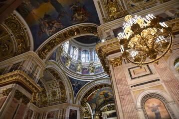 Fototapeta premium Voûtes de l'église Saint-Isaac à Saint-Pétersbourg, Russie 