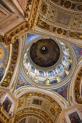 Fototapeta na wymiar Coupole de l'église Saint-Isaac à Saint-Pétersbourg, Russie 