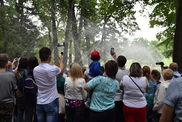 Devant les jets d'eau au jardin