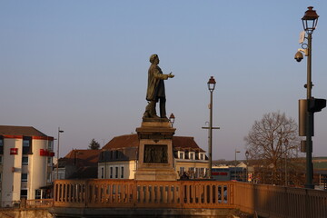 Statue de Paul Bert, médecin, physiologiste et politique Français, sur le pont Paul Bert, ville...