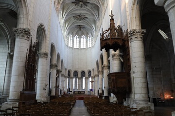 L'église Saint Pierre, intérieur de l'église, ville de Auxerre, département de l'Yonne, France