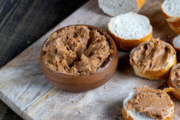 peanut paste with pieces of peanuts and white baguette