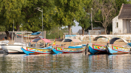 Bunte Pirogen an der Bootsanlegestelle des Ortes Fambine beim senegalisischen Somone Delta