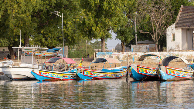 Bunte Pirogen an der Bootsanlegestelle des Ortes Fambine im senegalisischen Somone Delta