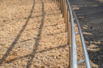 昼間の公園手すり