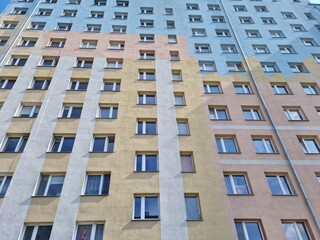 Kolorowe Stare komunistyczne bloki z wielkiej płyty w europie wschodniej. - obrazy, fototapety, plakaty