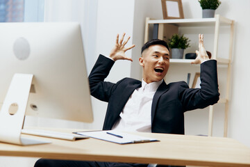 Naklejka premium businessmen works at the computer emotion office technologies