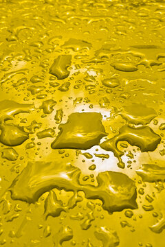 Gelber Lack mit Wassertropfen