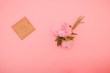 Sfondo rosa con tulipano e tastiera - obrazy, fototapety, plakaty