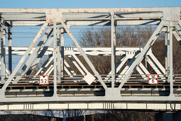 metalowy most kolejowy, zbliżenie