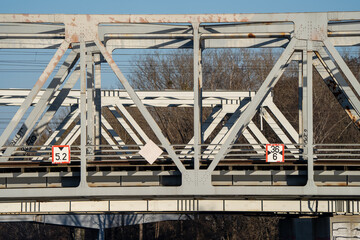 metalowy most kolejowy, zbliżenie