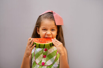 niña feliz disfrutando comiendo a mordidas una rebanada de rica y jugosa sandia alimento comida rojo mordiendo fruta tropical - obrazy, fototapety, plakaty