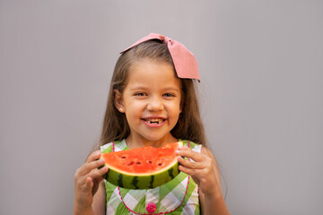 niña feliz disfrutando comiendo a mordidas una rebanada de rica y jugosa sandia alimento comida rojo mordiendo fruta tropical - obrazy, fototapety, plakaty