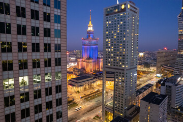 Warszawa, wieżowce nocą, zdjęcia z drona, zachód słońca