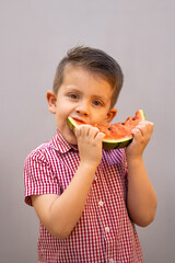 niño feliz disfrutando comiendo a mordidas una rebanada de rica y jugosa sandia alimento comida rojo mordiendo fruta tropical - obrazy, fototapety, plakaty