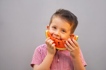 niño feliz disfrutando comiendo a mordidas una rebanada de rica y jugosa sandia alimento comida rojo mordiendo fruta tropical - obrazy, fototapety, plakaty