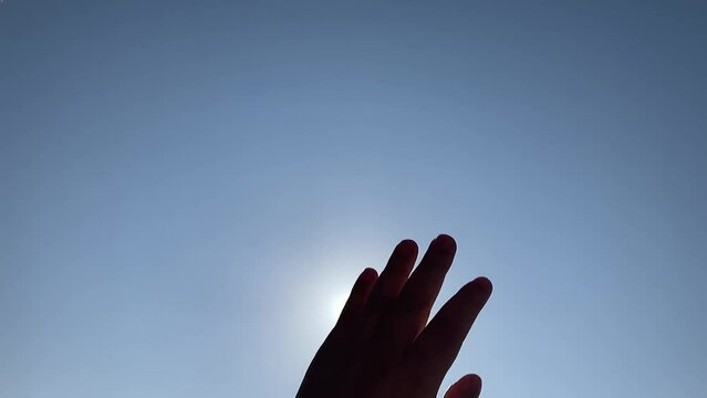 太陽と青空と手