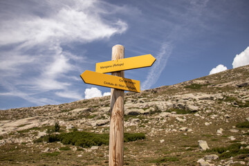 Signposting of itineraries in the mountains of Corsica