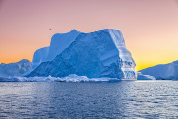 Big icebergs floating over sea - obrazy, fototapety, plakaty