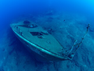 scuba divers exploring shipwreck scenery underwater ship wreck deep blue water ocean scenery of metal underwater