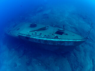 scuba divers exploring shipwreck scenery underwater ship wreck deep blue water ocean scenery of metal underwater