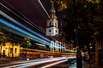 Lights trails of buses at St Martin-in-the-Fields, Trafalgar Square, London - obrazy, fototapety, plakaty