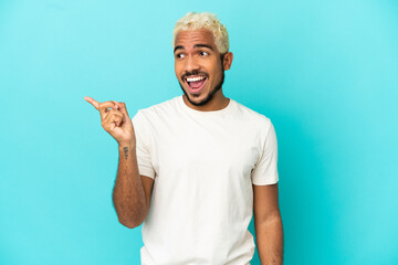 Young Colombian handsome man isolated on blue background intending to realizes the solution while...