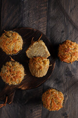 Muffin pisang oat. Banana oat muffins topping with grated cheese.