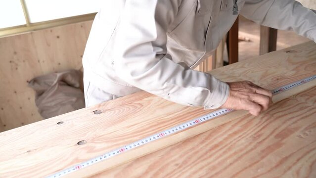 住宅建築現場で働く人　大工