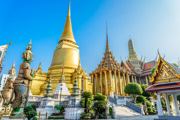 Obraz premium Wat Pra Kaew temple, The Grand Palace landmark in blue sky background, Bangkok Thailand.