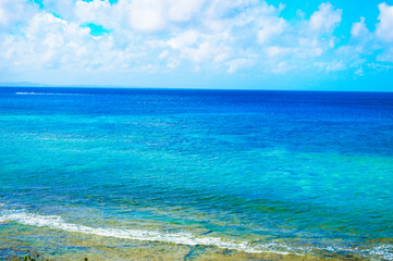 日本　沖縄の海　空　ビーチ
海岸線