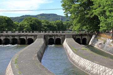 酒津公園の水門と青空