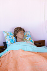 Mannequin en plastique, poup&eacute;e &eacute;trange dans un lit d'hopital.