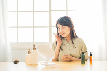 コットンを使う女性（笑顔）

