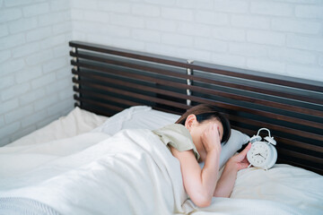 寝坊するミドル世代の女性（眠い）
