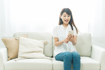 Fototapeta premium ソファに座る中高年女性 