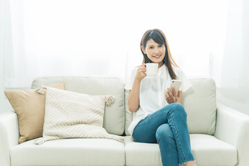 Fototapeta premium ソファに座る中高年女性（見る） 