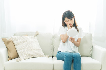 ソファに座る中高年女性
