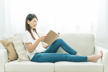 Obraz premium ソファに座るミドル世代の女性（ノート） 