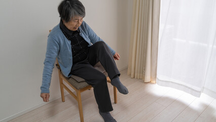 老人女性の体操　左足の屈伸