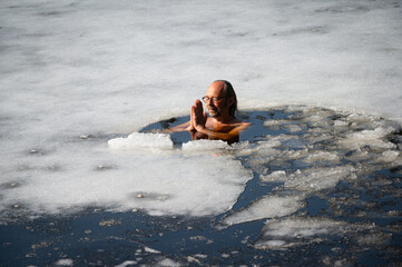 Meditieren im Eiswasser