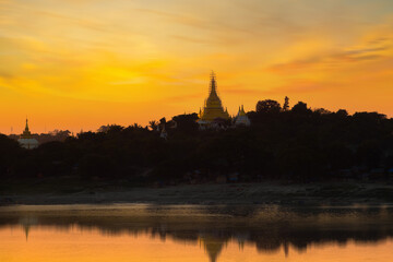 Fototapeta na wymiar Sunsets at the pagoda 2018- Mandalay,Myanmar