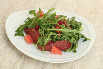 Duck salad with ruccola and grapefruit