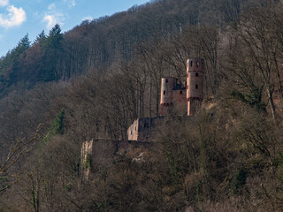 Die Ruine der Burg Schadeck in Neckarsteinach in Hessen in Deutschland