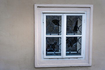 Broken street window in an old building - obrazy, fototapety, plakaty