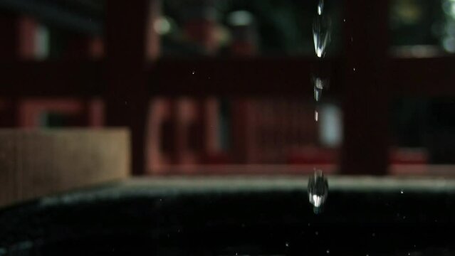 鶴岡八幡宮　手水舎　水滴のクローズアップ