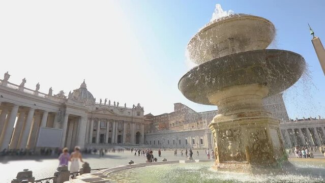 Fontana del Bernini, sinistra. Fountain in St. Peter's Square. Italy, Rome