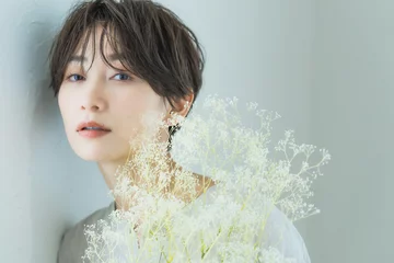 Gordijnen 花を持つ女性　美容イメージ © metamorworks
