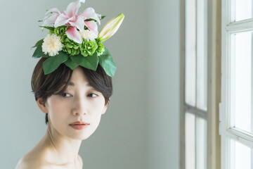 花冠をつけた女性　美容イメージ