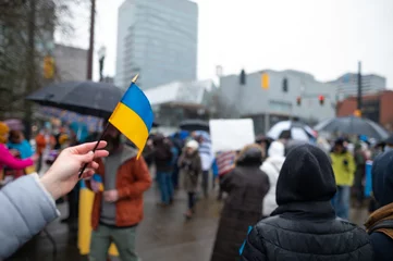 Draagtas Mensen protesteren tegen de oorlog in Oekraïne. Ruslands agressie tegen Oekraïne. Ondersteuning voor Oekraïners in de VS. Wereldwijde bescherming van Oekraïne © Anton